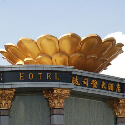 酒店楼顶金色大莲花雕塑